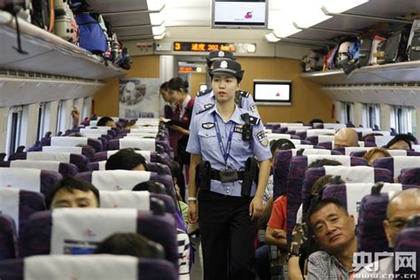 福州至香港高铁开行首日 “福港”高铁女子乘警队集体亮相_央广网