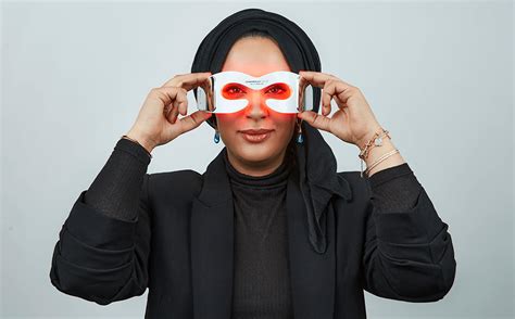 How At Home Red Light Therapy Benefits Your Skin, According To A Docto ...