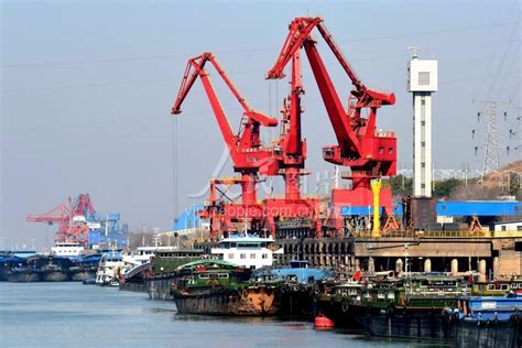 安徽铜陵：长江港口开足马力装卸忙-人民图片网