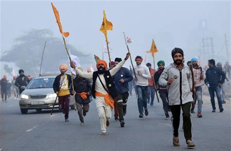 दिल्ली से लौट रही गाड़ी से किसान यूनियन का झंडा उतारने से भड़के किसान ...