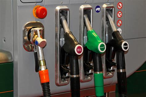 国内油价调整“四连停” 部分加油站进入3元时代 | 每经网