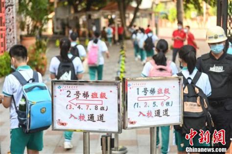 广州市各大中小学迎开学 家长送子女上学好忙碌_新浪新闻