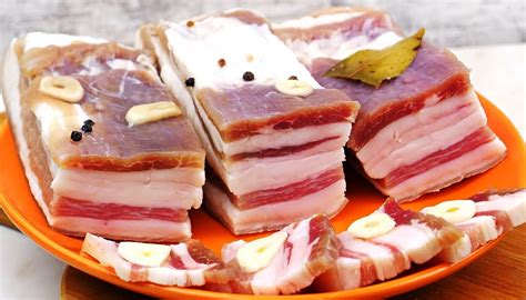 Сало в рассоле холодным способом! Как посолить подчеревок и свиную ...