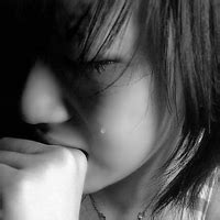 痛苦难受的QQ悲伤头像：这么痛，眼泪停留在脸上_伤感头像_剑速网