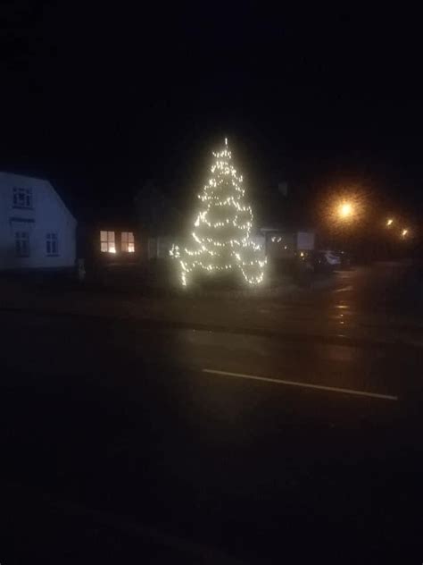 Juletræ tændes og julemanden kommer forbi. , Min Købmand Halvrimmen ...