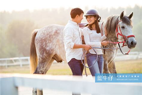 快乐的年轻情侣牵着马-蓝牛仔影像-中国原创广告影像素材