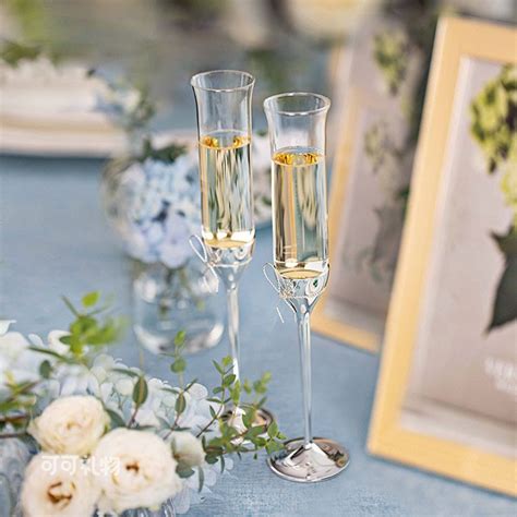 订婚酒送什么礼物最新素材