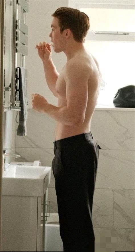 Kit Connor | Fotos de abdomen, Chicos famosos, Actores