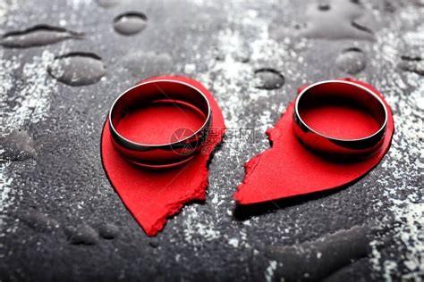 破碎的心和垃圾背景上的戒指离婚的概念高清图片下载-正版图片504034068-摄图网