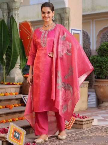 10 Farewell Party Outfit Ideas For a Stylish Exit – Rain & Rainbow