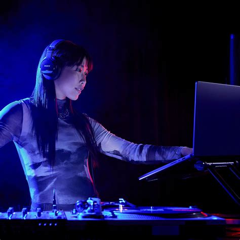 Sony MDR-M1 Wired High Resolution Monitor Headphones, Closed Back Desi