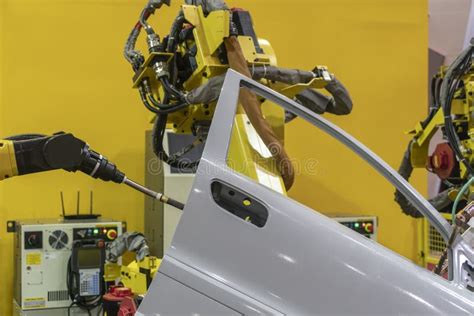 Assembly Line Robotic Spot Welding 的图像结果