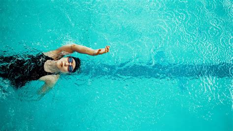 Los beneficios de nadar muy temprano en la mañana y cuál es el ...