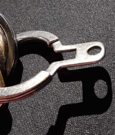 Does anybody know how to open this kind of keyring? The main part is U ...