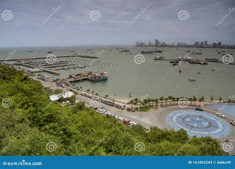 Aussicht Auf Den Golf Von Siam Und Die Stadt Touristen Gehen Entlang ...