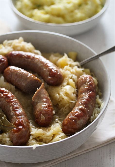 How to Cook Brats in the Oven (Baked Sausages or Bratwurst)