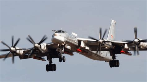 俄军战略轰炸机飞行中引擎突然熄火 实施紧急迫降|轰炸机|超音速_新浪新闻