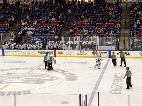 UNH goalie thrown out of game for spearing : r/collegehockey