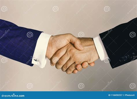 Handshake in Suits Wallpaper 的图像结果