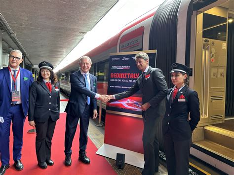 Red in Italy: Frecciarossa in viaggio con la livrea della mostra ...