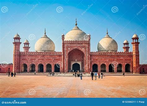 Who Built Badshahi Mosque