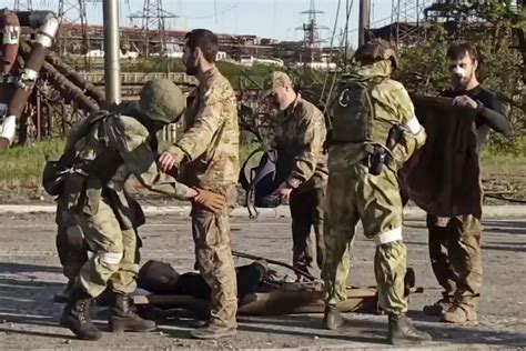 乌士兵在亚速海沿岸挖战壕 为与俄交战做准备(图)|每日快报|亚速海|乌克兰_新浪新闻
