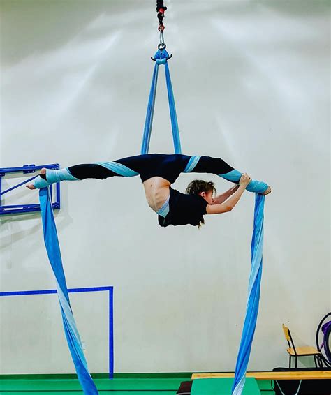 Pin by Shudy Hato on Aerial | Aerial silks, Aerial hoop moves, Aerial ...