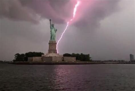 震撼！纽约自由女神像身后闪电划破长空 如灾难大片_江苏都市网