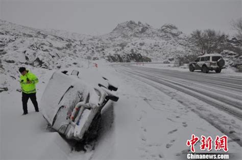 新疆阿勒泰强降雪致交通事故频发 两天发生12起-搜狐新闻