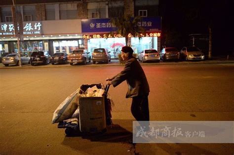 老人陪75岁丈夫捡垃圾：会陪他一直捡下去-影像中心-浙江在线