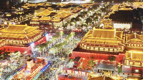 Foreign tourists experience China's nightlife culture in Xi'an - CGTN