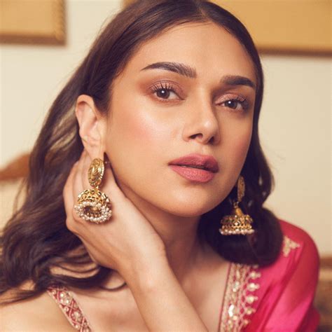 7 steps to recreate Aditi Rao Hydari’s subtle smokey eye and pink lip ...