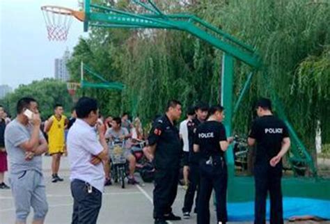 临沂滨河篮球场一男子打球猝死 高温少剧烈活动_凤凰资讯
