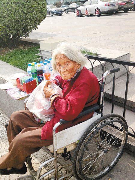 88岁老人坐轮椅在街头卖水 自己摆摊养活自己_大秦网_腾讯网