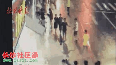 视频拍下危险一幕 上海南京东路商铺招牌脱落砸中路人，3死6伤_视频_长沙社区通