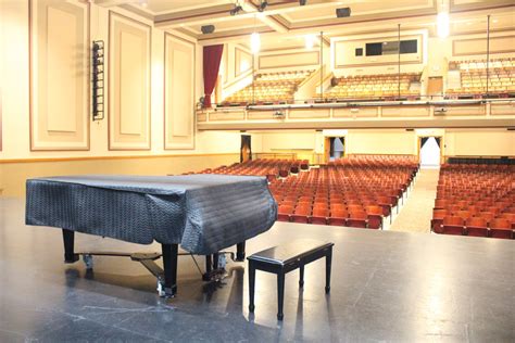 Detroit Lakes' Holmes Theatre wants to brighten up holiday season with ...