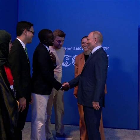 Un jeune ougandais "adopté" par Vladimir Poutine raconte comment sa vie ...