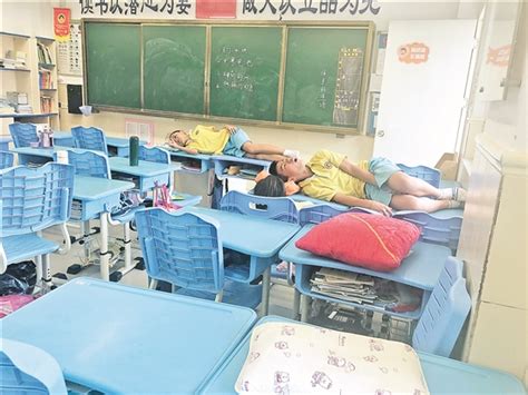 羊城晚报-让学生不再趴桌睡 午休躺睡难在哪儿？