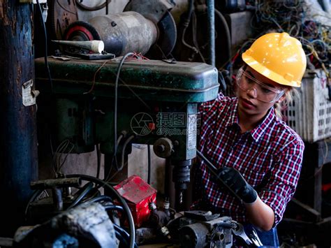 年轻亚洲工程师在工厂里做机高清图片下载-正版图片505353273-摄图网