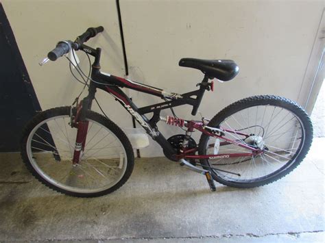 BLACK HUFFY MOUNTAIN BIKE