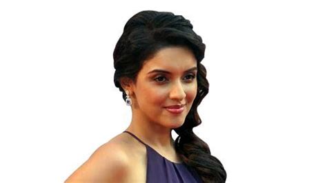 10 ways to swing a side braid | Vogue India