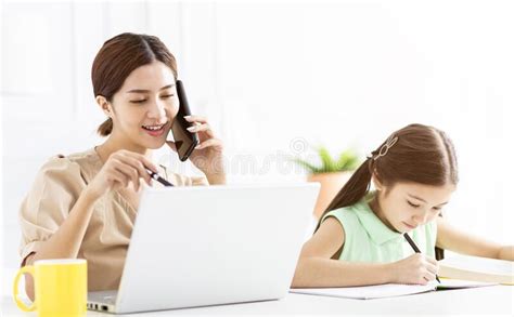 母亲在家工作，帮助女儿在家工作 库存照片. 图片 包括有 母亲, 愉快, 居住, 汉语, 了解, 女实业家 - 180732920