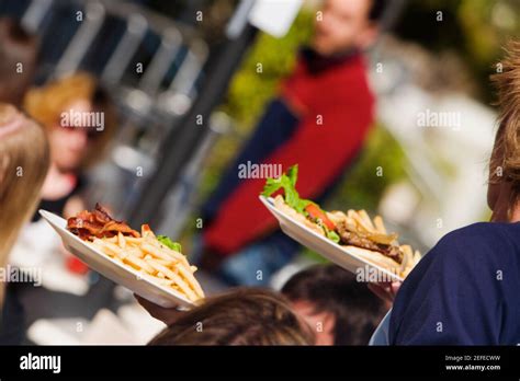 Restaurant with People 的图像结果