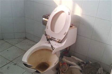 厕所漏水是没装盲管吗