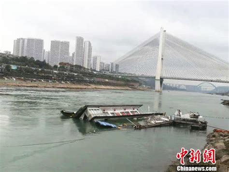 宜宾金沙江铁桥附近一餐饮趸船沉没无人员伤亡 已停业废弃一年 - 封面新闻