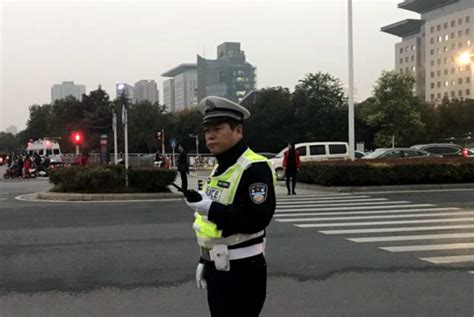 郑州“打点滴指挥交通”交警背后的故事……