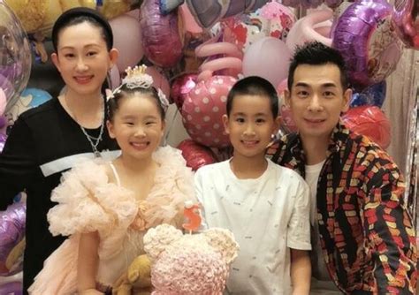 赵文卓夫妇为小女儿庆5岁生日，一家四口合影，女儿和妈妈超像- 娱乐八卦_赢家娱乐
