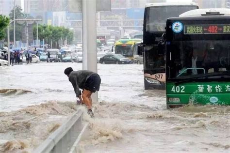 河南暴雨事件：风雨面前我们一起抗 关键时刻的中国人从不掉链子_腾讯新闻