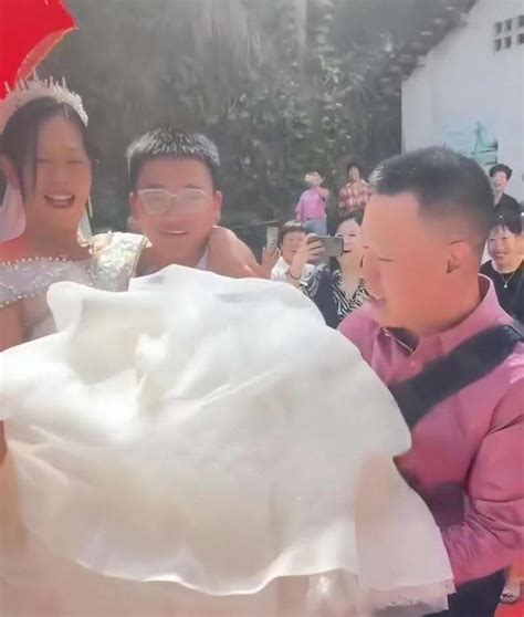 浙江38岁新娘回应14岁儿子抱自己出嫁：新郎抱不动 ＊ 阿波罗新闻网