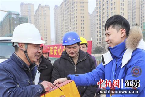 淮安：建设者留守工地安心过大年——中国新闻网|江苏